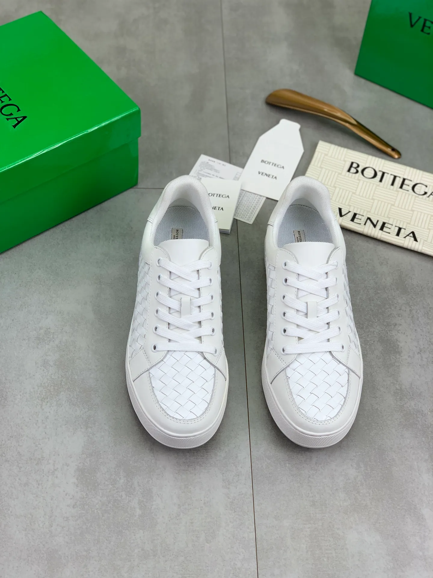 Factory price P720 💰Top quality💎💎💎 BOTTEGA VENETA official website synchronous couple👫The latest top version of the highest version of BV high-top casual shoes in the market, accept material comparison, shoe type comparison, process comparison, practical and textured, versatile, suitable for any occasion, the more you look at it, the more flavorful it becomes. Pure hand-woven craftsmanship - upper material, imported original woven calfskin - high-quality water-dyed cowhide inside - original private model customized outsole -Size: male 39-44 (customized 38 45 46) female 35-39 (customized 34 40 41) Comes with original BV green box, complete packaging.
